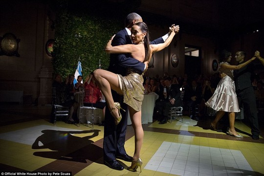 
2 vũ công tango đã mời ông Obama và Đệ nhất phu nhân khiêu vũ trong chuyến thăm Buenos Aires của họ.
