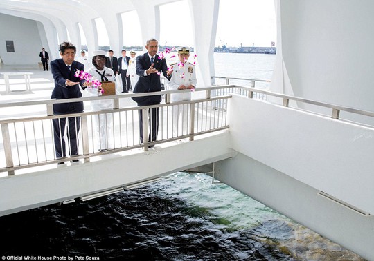 
Tổng thống Obama cùng Thủ tướng Nhật Shinzo Abe rải hoa tưởng niệm ở Trân Châu Cảng hôm 27-12-2016.

 

