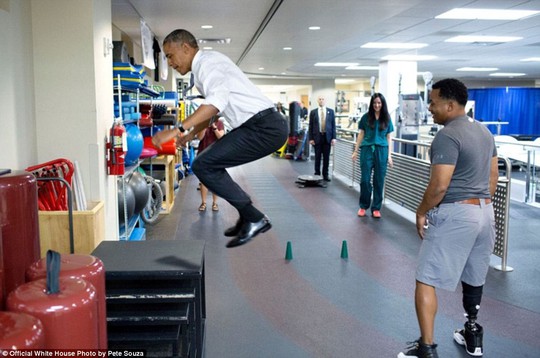 
Tổng thống nhảy cẫng lên khi tham gia vận động thử thách độ dẻo dai của cơ thể trong chuyến thăm Trung tâm quân y quốc gia Walter Reed bất chấp việc đang mặt trang phục khá bất tiện.
