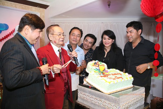 NS Chí Tâm, Nguyễn Sanh, Philip Nam, Cẩm Thu, Tuấn Châu chúc mừng sinh nhật NS Văn Chung 89 tuổi
