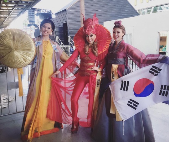 Á hậu Nguyễn Thị Loan trong trang phục dân tộc cùng các thí sinh tại cuộc thi Hoa hậu Hòa bình Quốc tế 2016
