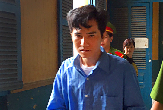 
Bị cáo Đỗ Đình Nam được dẫn giải về trại giam.
