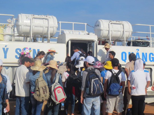 Tàu chở khách và hàng hóa vào đất liền sau nhiều ngày mắc kẹt tại đảo Lý Sơn, tỉnh Quảng Ngãi Ảnh: VĂN MỊNH