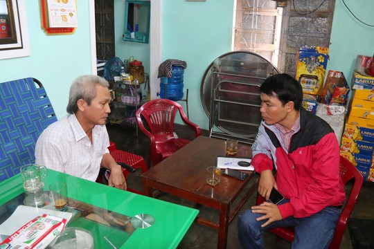 Ông Bùi Văn Toàn (bên trái) xin từ chức chủ tịch xã vì thấy mình “không hoàn thành nhiệm vụ, mất uy tín với dân”