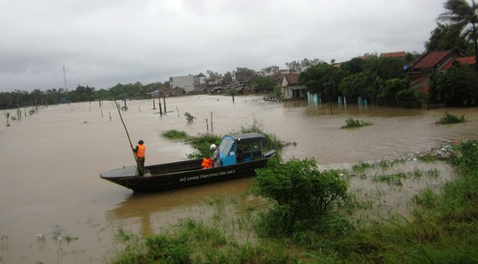 Nhiều gia đình ở TP Tuy Hòa, tỉnh Phú Yên vội vã chuyển đồ đạc khi nước lũ lên nhanh Ảnh: HỒNG ÁNH