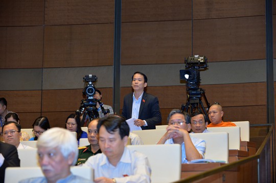 Đại biểu Hoàng Thanh Tùng (Sóc Trăng) chất vấn Bộ trưởng Trần Hồng Hà về vấn đề doanh nghiệp gây ô nhiễm sông Hậu. Ảnh: NGUYỄN NAM