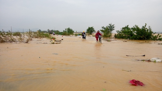 Tuyến đường sang xã Quảng Lộc, Quảng Trung, Quảng Tân bị ngập (ảnh Minh Tuấn)