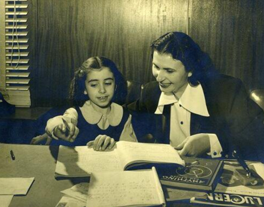 Mẹ của Nancy Pelosi (trái) từng muốn con gái trở thành nữ tu...