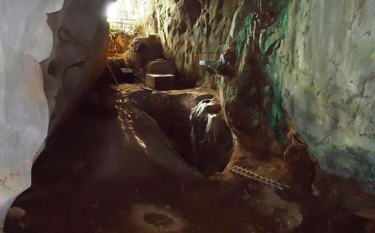 Phía trong hang Con Moong, nơi phát hiện nhiều dấu tích của con người cách nay 40.000-60.000 năm
