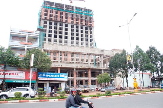 Khách sạn Mường Thanh Buôn Ma Thuột xây dựng được hơn 10 tầng mới có giấy phép Ảnh: CAO NGUYÊN