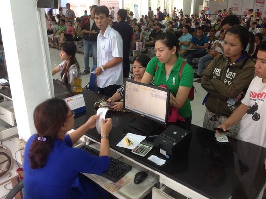 
Hành khách mua vé tàu Tết Nguyên đán 2017 tại ga Sài Gòn (quận 3, TP HCM)
