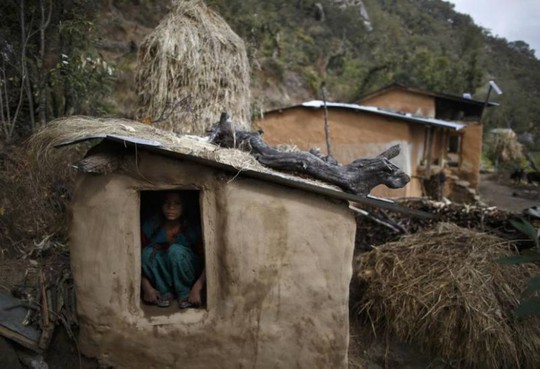 
Mỗi khi đến kỳ kinh nguyệt, những cô gái tại Nepal lại bị đày đến những túp lều cũ nát. Ảnh: REUTERS
