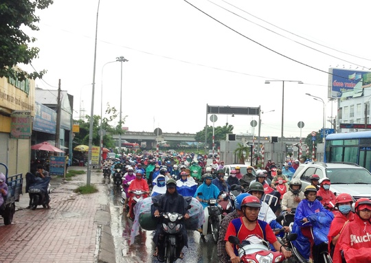 
Lượng phương tiện liên tục dồn đến từ Quốc lộ 13, đường Phạm Văn Đồng đều bị ùn lại tại chân cầu Bình Triệu 2
