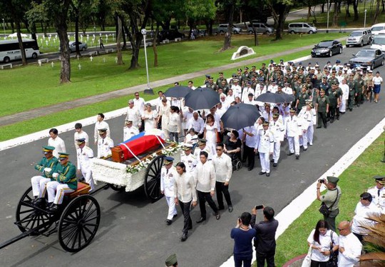 
Lễ an táng ông Marcos được tổ chức bất ngờ vào sáng 18-11. Ảnh: Reuters
