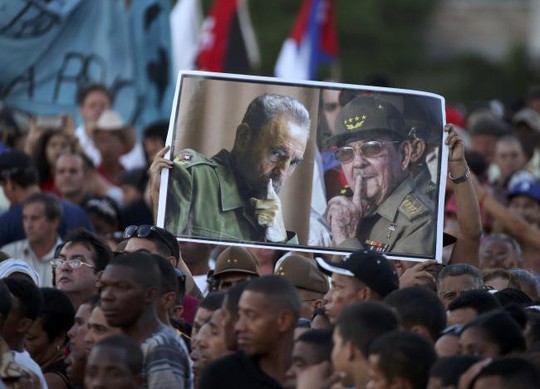 
Hàng chục ngàn người dân Cuba tiễn đưa lãnh tụ vĩ đại của họ về nơi an nghỉ cuối cùng. Ảnh: REUTERS
