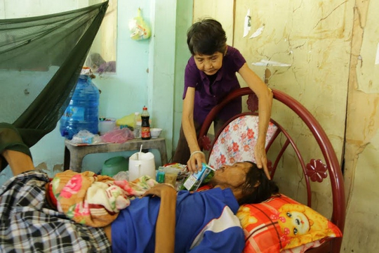 Bà Trần Thị Kim Anh chăm sóc người con trai bị bệnh phổi