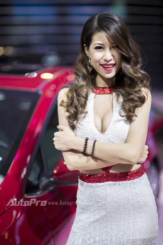 Ngắm dàn người mẫu xinh đẹp tại Triển lãm ô tô Việt Nam 2016