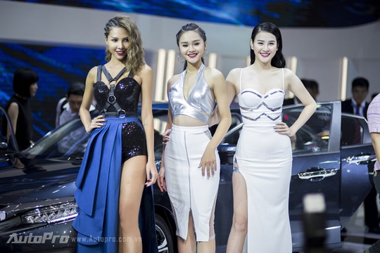 Ngắm dàn người mẫu xinh đẹp tại Triển lãm ô tô Việt Nam 2016