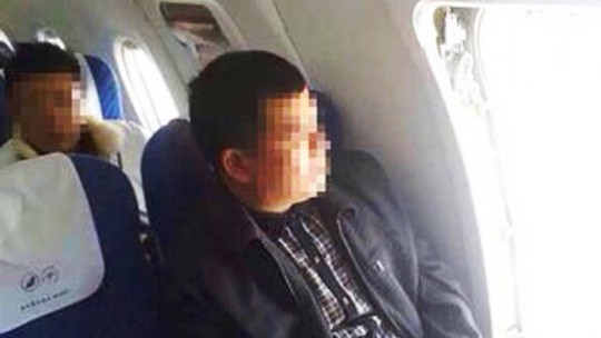 Vị hành khách Trung Quốc mở cửa thoát hiểm để ngắm cảnh bị phạt giam 10 ngày và phải ăn Tết trong tù Ảnh: SCMP