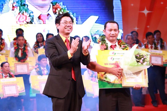 Ông Đặng Phước Thành, Chủ tịch HĐQT Vinasun, trao phần thưởng cho tài xế đạt doanh thu cao