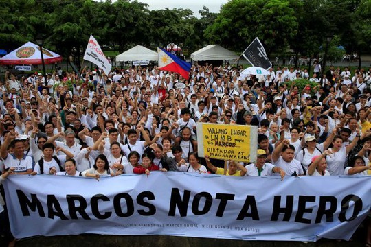 
Với nhiều người Philippines, ông Marcos không phải là người hùng. Ảnh: Reuters
