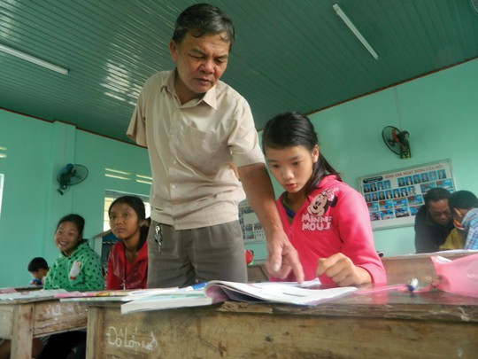 Thầy Nguyễn Hương tận tình chỉ dạy những học sinh khuyết tật