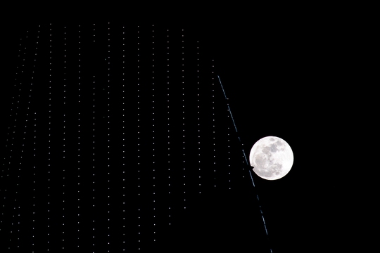 Hình ảnh siêu trăng đạt cực đại trên đỉnh tòa nhà Bitexco vào khoảng 20 giờ tối 14-11.