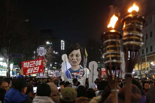 
Người dân tham gia biểu tình phản đối Tổng thống Park cuối tuần qua. Ảnh: EPA

