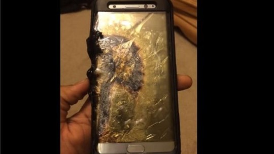
Galaxy Note 7 phát nổ vì lỗi pin. Ảnh: BBC​
