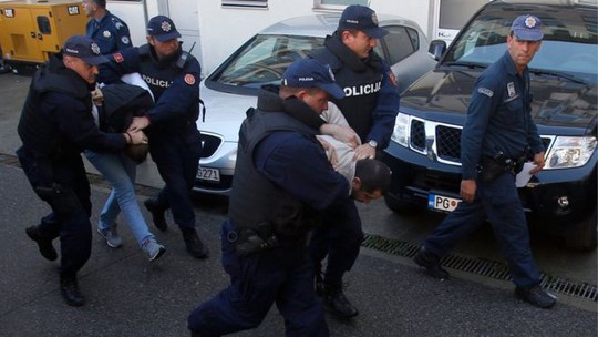 
Một số người Serbia bị bắt giữ ở Montenegro. Ảnh: AP
