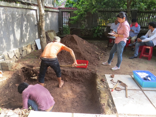 
Một hố thăm dò khảo cổ trong vườn nhà ông Nguyễn Hữu Ánh

