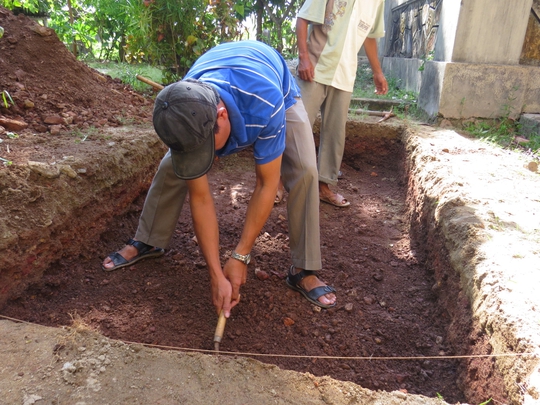 
Các chuyên gia cũng đào sâu 0,4 m tại khu vực chùa Vạn Phước
