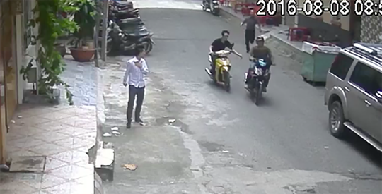 Một người đang sử dụng điện thoại bên lề đường thì bị cướp giật xảy ra vào tháng 8-2016, tại quận Tân Phú.