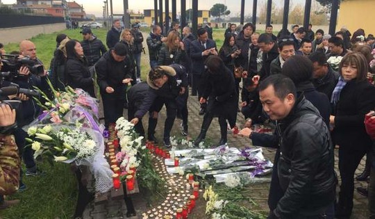 
Cộng đồng người Trung Quốc bày tỏ lòng tiếc thương với cái chết của nữ sinh Zhang. Ảnh: AP
