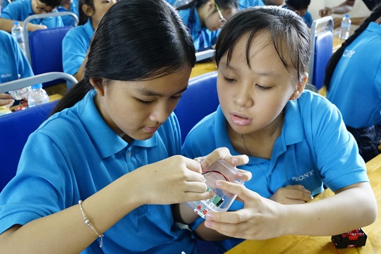 
Các em chăm chú thực hành lắp ráp máy ghi âm dưới sự hướng dẫn của các chuyên viên đến từ Sony.
