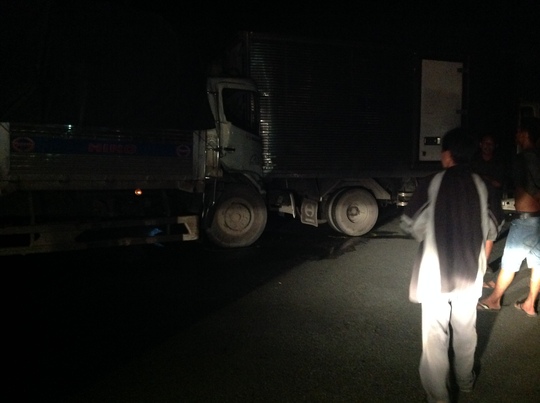 
Do xe tải dừng giữa đường nên một xe tải chở dừa đã lao thẳng vào đuôi xe tải gặp nạn.
