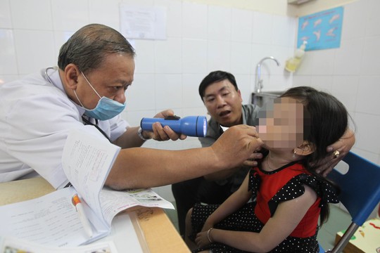 Nếu nghi ngờ trẻ nuốt hay nhét dị vật vào mũi, tai…, tốt nhất hãy đưa đến gặp bác sĩ để kiểm tra. Trong ảnh: Khám tai mũi họng tại Bệnh viện Nhi Đồng 1 (TP HCM)Ảnh: HOÀNG TRIỀU