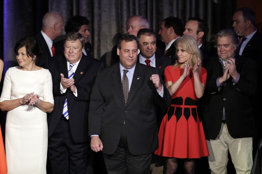 
Đứng đầu đội ngũ chuyển giao quyền lực của Tổng thống đắc cử Donald Trump là Thống đốc bang New Jersey Chris Christie (giữa). Ảnh: AP
