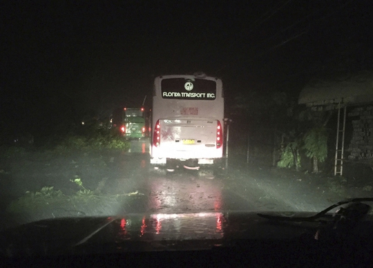 Xe chở khách di chuyển trên con đường bị mất điện ở tỉnh Ilocos Sur. Ảnh: AP