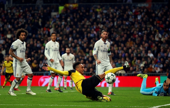 Bị Dortmund cầm hòa, Real Madrid (áo trắng) xuống nhì bảng, có thể đối mặt Arsenal ở vòng 1/8