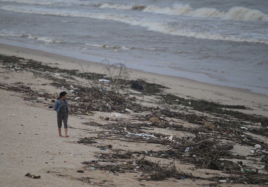 
Tại bãi biển Bảo Ninh, tình hình cũng không khá hơn khi có rất nhiều rác theo lũ tràn đầy bãi biển
