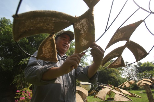 
Còn tại khu du lịch Bình Quới, các nghệ nhân cũng đang hối hả để hoàn thiện những công đoạn của đường hoa, chờ ngày mang ra lắp ráp. Trong ảnh: Anh Việt đang cắt bỏ phần vải bố thừa ở phần khung của một tiểu cảnh

 
