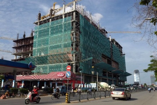 Một khu nhà cao tầng đang được xây dựng tại thủ đô Phnom Penh - Ảnh: AFP
