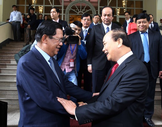 
Thủ tướng Nguyễn Xuân Phúc tiếp đón Thủ tướng Hun Sen Ảnh: TTXVN

