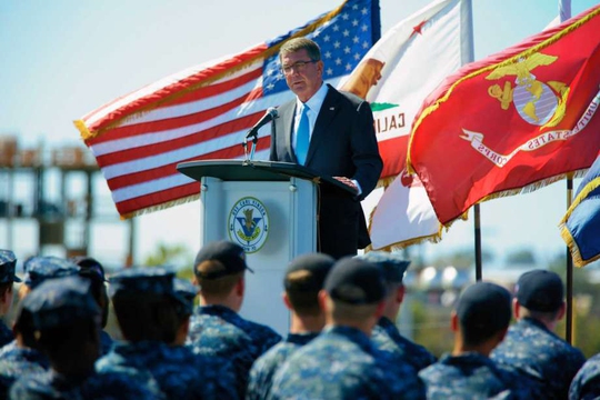 
Bộ trưởng Bộ Quốc phòng Mỹ Ashton Carter phát biểu trên tàu sân bay USS Carl Vinson hôm 29-9. Ảnh: AP
