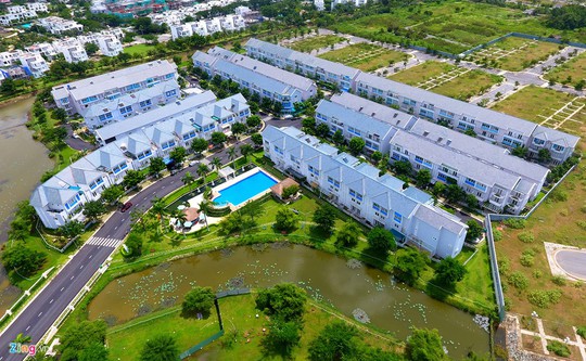 Khu dân cư cao cấp rộng hơn 32.000 m2 gồm 160 căn nhà liền kế có sân vườn, hồ bơi chung...