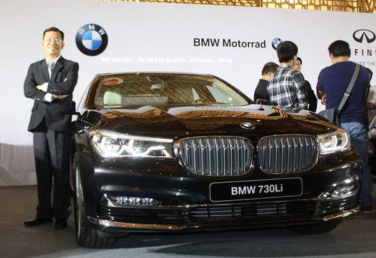 
Trong ảnh là chiếc sedan hạng sang BMW 730 Li 2016 và các biến thể cao cấp như 740 Li, 750 Li cũng sẽ góp mặt tại triển lãm VIMS 2016.
