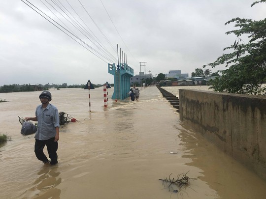 
Mưa lũ gây chia cắt nhiều tuyến đường ở tỉnh Bình Định Ảnh: ANH TÚ
