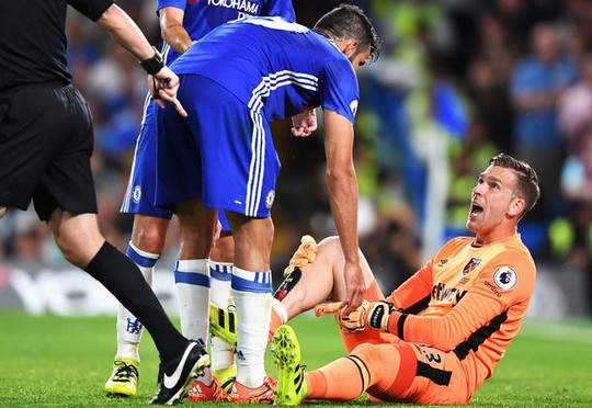 Đạp bầm chân thủ môn, Costa may mắn thoát thẻ đỏ