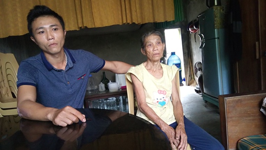 
Gia đình bà Lê Thị Nuôi sau khi nhận được 500.000 đồng cứu trợ thì bị lãnh đạo thôn đến thu lại 400.000 đồng
